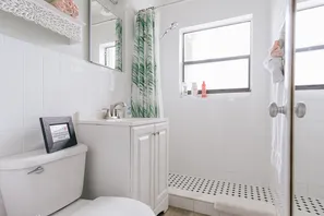 0 - Cozy Studio Bathroom